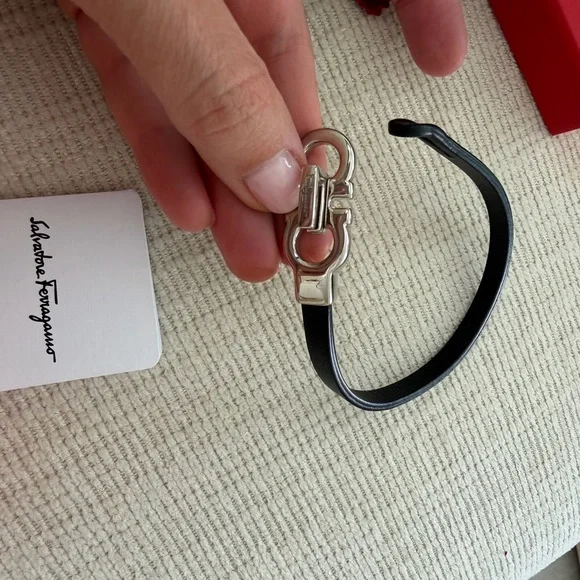 Salvatore Ferragamo Black leather bracelet with Silver Hardware - Picture 8 of 9